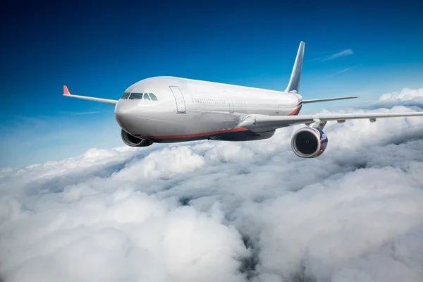 Passagerare trafikflygplan i himlen — Stockfoto