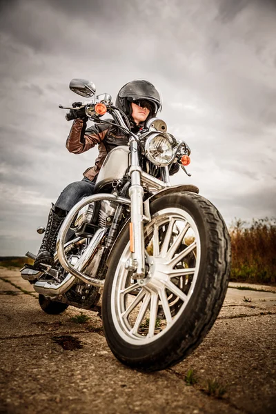 Велосипедна дівчина на мотоциклі — стокове фото