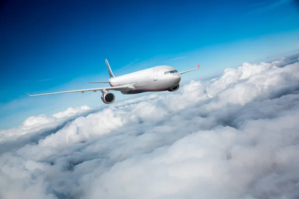 Avión de pasajeros en el cielo —  Fotos de Stock