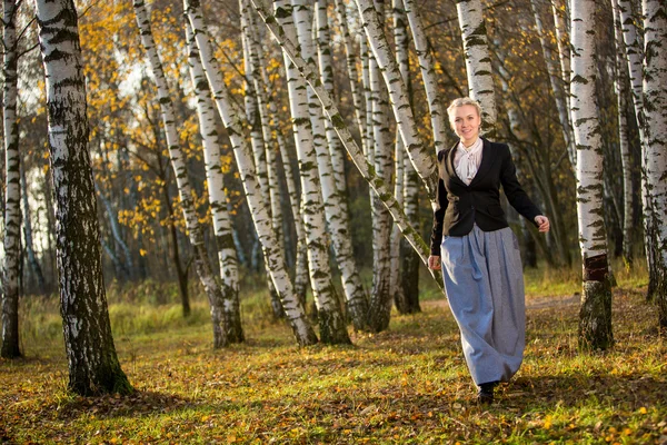 Ung flicka i parken — Stockfoto