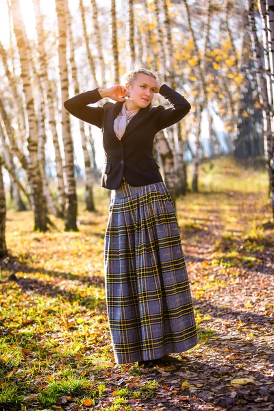 Young girl in the park — Stock Photo, Image