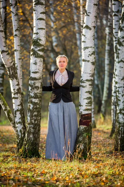 Jeune fille dans le parc — Photo