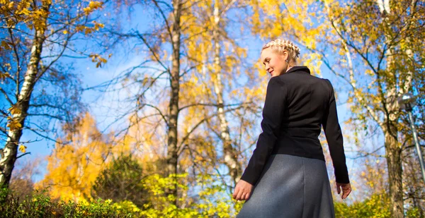 Giovane ragazza nel parco — Foto Stock