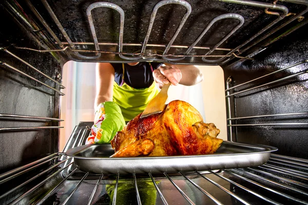 Koken kip in de oven thuis. — Stockfoto