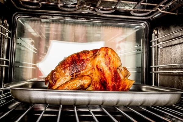Pečené kuře v troubě. — Stock fotografie