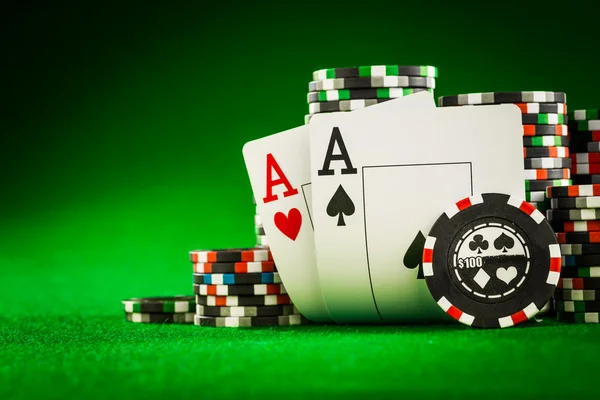 Chips and two aces — Stock Photo, Image