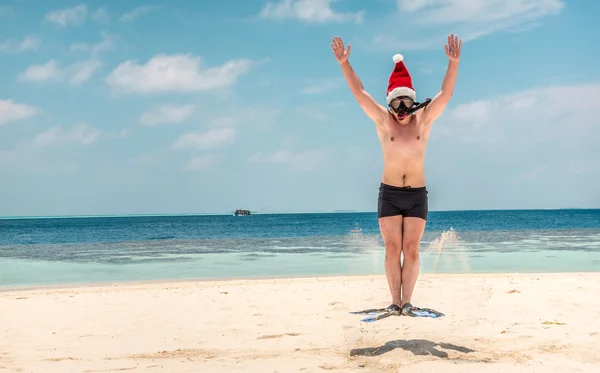 Man in santa hat on the tropical beach — Stock Photo, Image