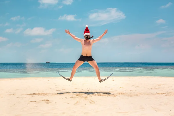 Man in santa hat on the tropical beach — Stock Photo, Image