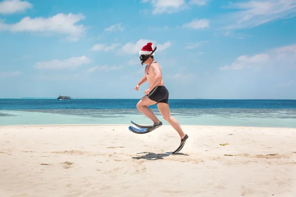 Man in santa hat on the tropical beach — Stock Photo, Image