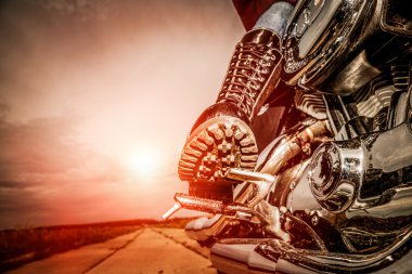Motorcu kız bir motosiklet sürme