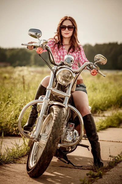 Chica motociclista sentada en motocicleta —  Fotos de Stock