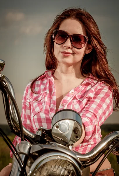 Chica motociclista sentada en motocicleta — Foto de Stock