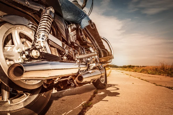Ragazza motociclista in sella a una moto — Foto Stock