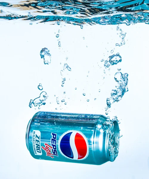 Can of Pepsi cola Lignt in water. — Stock Photo, Image