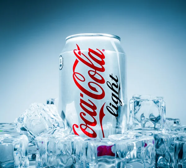 Kan av coca-cola lignt på is. — Stockfoto
