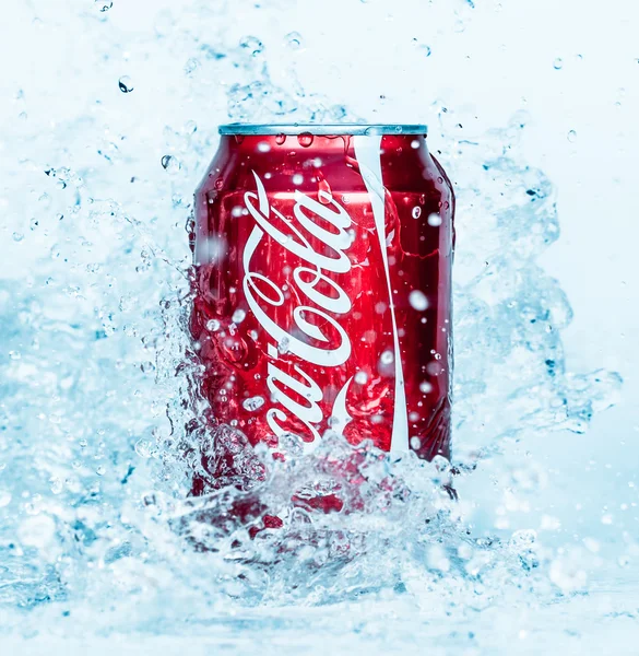 Latta di Coca-Cola in acqua . — Foto Stock