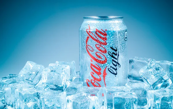 Kan van coca-cola lignt op het ijs. — Stockfoto