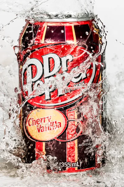 Pepper Cherry Vanilla博士在水里. — 图库照片