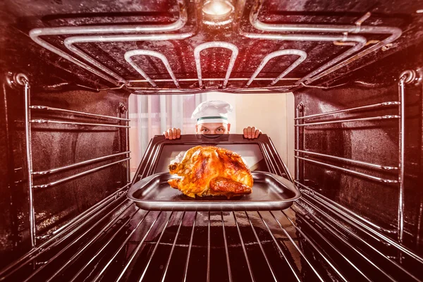 Matlagning kyckling i ugnen. — Stockfoto