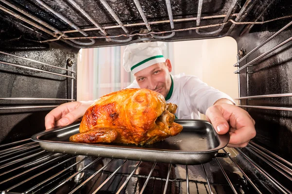 Cozinhar frango no forno . — Fotografia de Stock