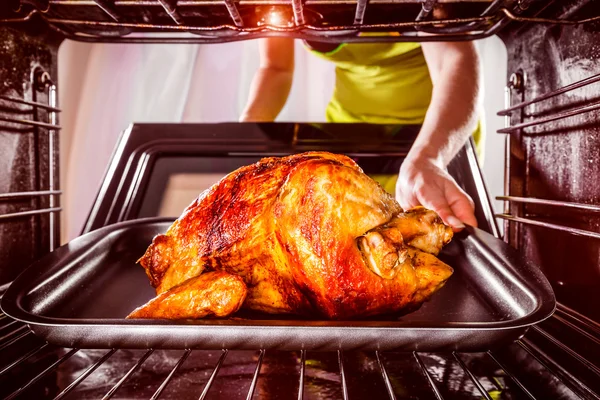 Cucinare il pollo in forno a casa . — Foto Stock