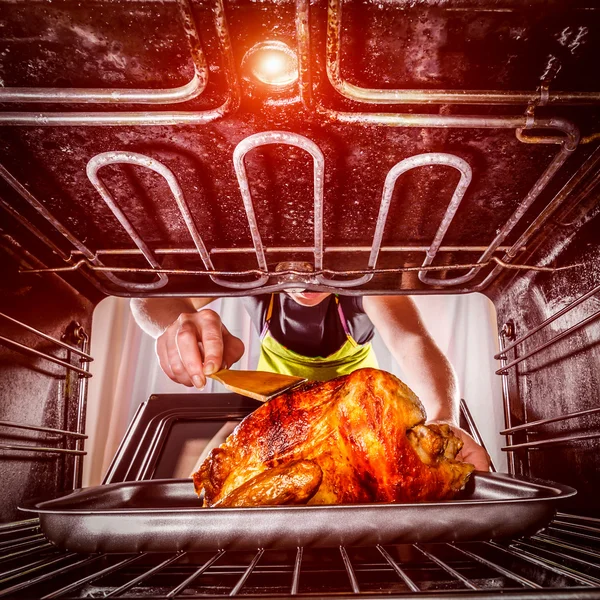 Koken kip in de oven thuis. — Stockfoto