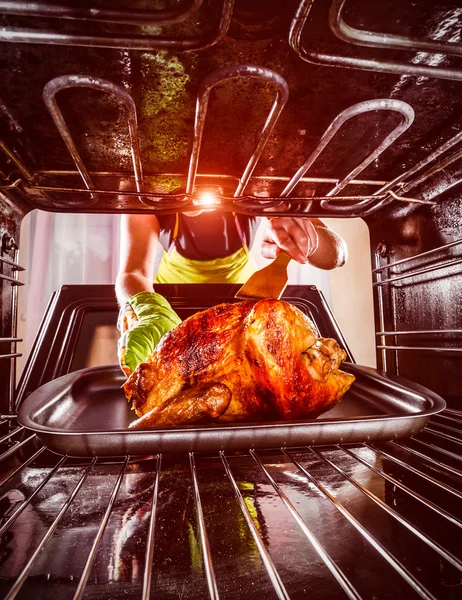 Hühnchen im heimischen Backofen kochen. — Stockfoto