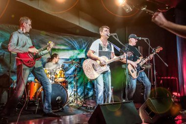 sahnede bando gerçekleştirir