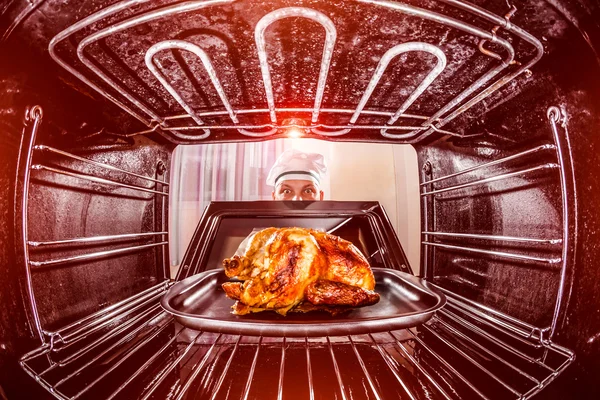 Hühnchen im Ofen kochen. — Stockfoto