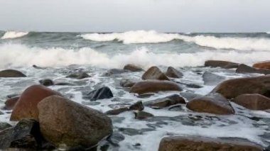 Dalgalar üzerinde kayalık plaj