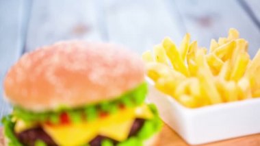 İştah açıcı hamburger çizburger