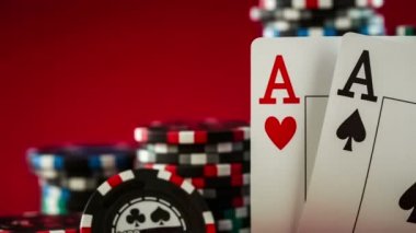 Poker fişleri ve oyun kartları