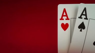 Poker kartları masada.
