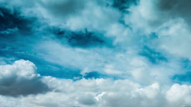 Cielo azul nubes en movimiento — Vídeos de Stock