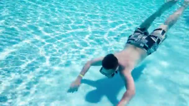 Teenager floats under water — Stock Video