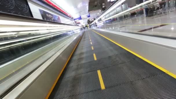 Airport moving sidewalk — Stock Video