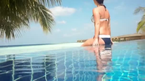 Girl looking at the ocean — Stock Video