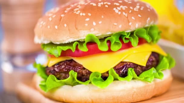 Νόστιμο χάμπουργκερ cheeseburger — Αρχείο Βίντεο