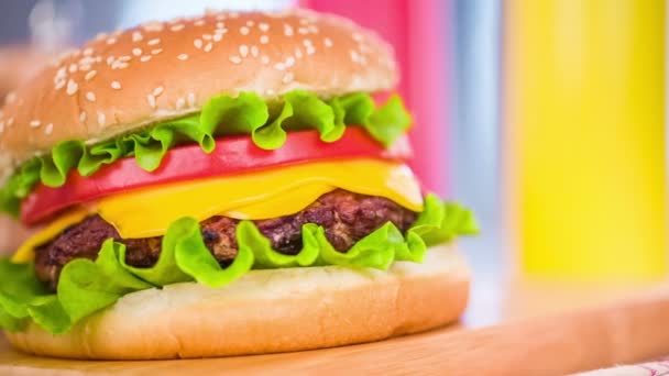 Leckerer Hamburger Cheeseburger — Stockvideo