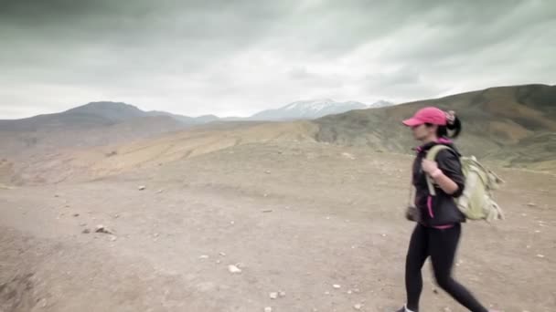 Vrouw op een bergdal — Stockvideo