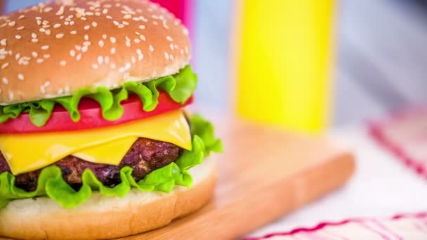 Νόστιμο χάμπουργκερ cheeseburger — Αρχείο Βίντεο