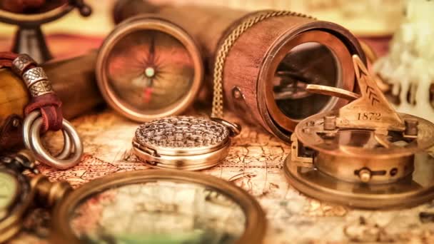 Objets de voyage vintage sur la carte ancienne 