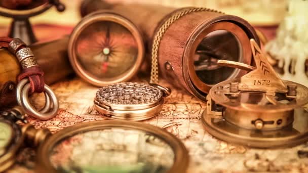 Objets de voyage vintage sur la carte ancienne — Video