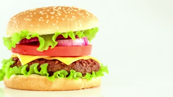 Аппетитный чизбургер с гамбургером — стоковое видео
