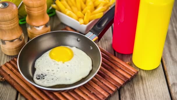 Завтрак с жареным яйцом — стоковое видео