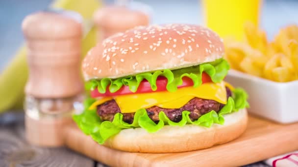 Leckerer Hamburger Cheeseburger — Stockvideo