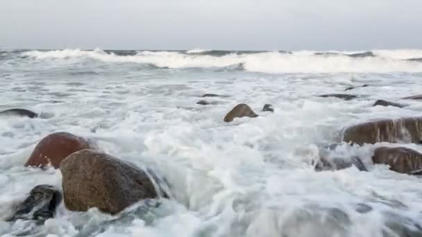 Olas y espuma en la playa rocosa — Vídeos de Stock