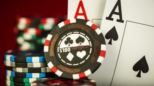 Chips di poker e carte da gioco — Video Stock