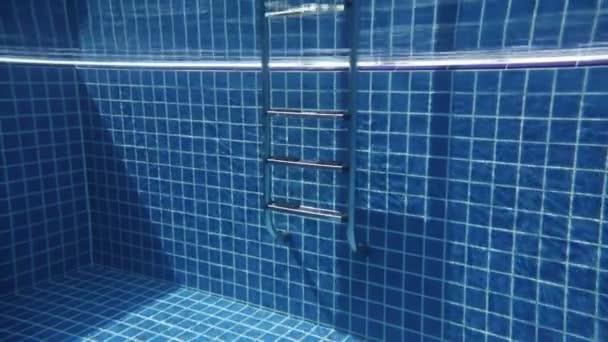 Scaletta piscina sott'acqua — Video Stock