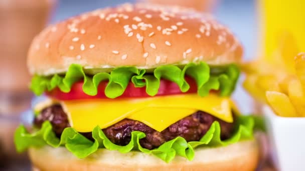 Hamburguesa sabrosa hamburguesa con queso — Vídeo de stock